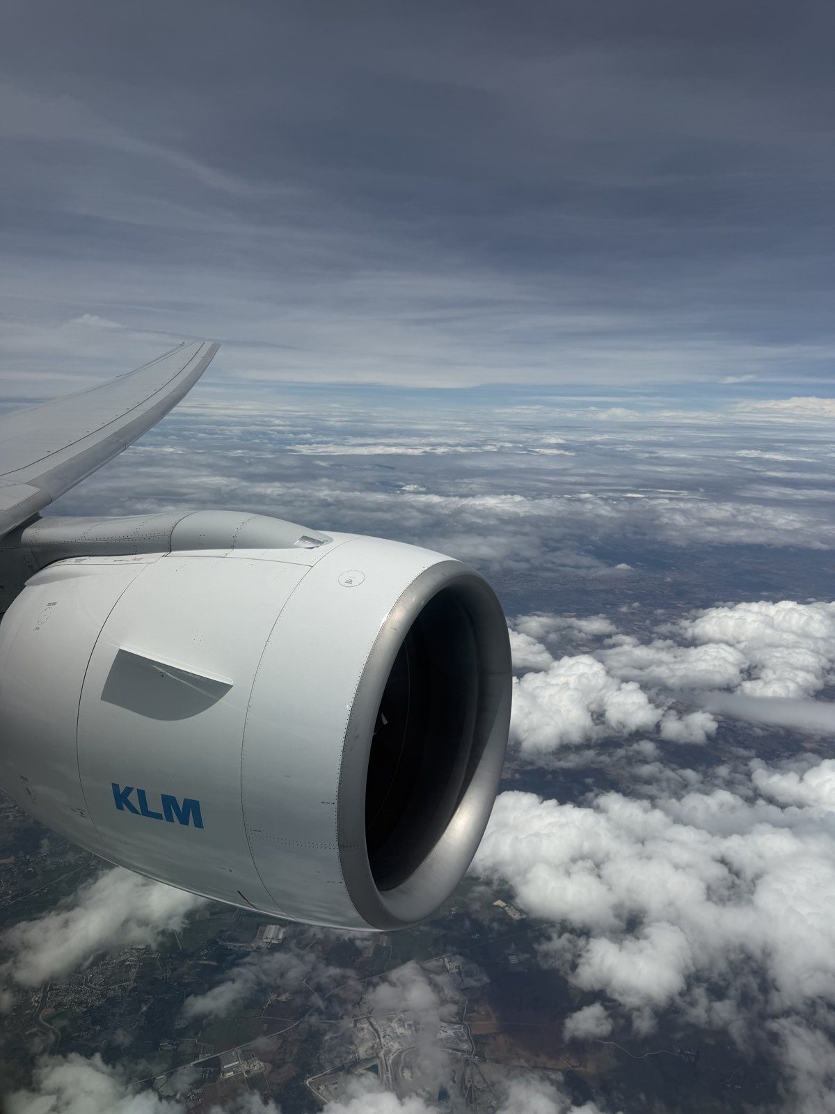 Blick aus dem Fenster über den Wolken